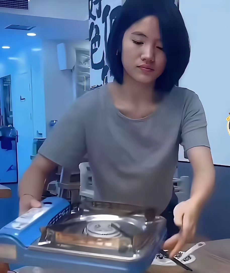 优优在大连过得有多惨？李勒优自己亲口说，别看自己卡一大把，实际都没有马内。自己的微信，也付不了那个。