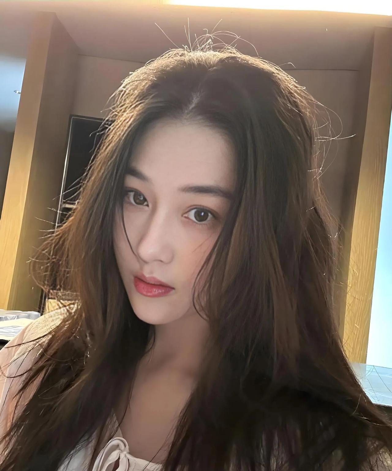 张馨予还是很聪明的，找个普通人就嫁了，事实证明，普通人是比较靠得住。看看现在的有