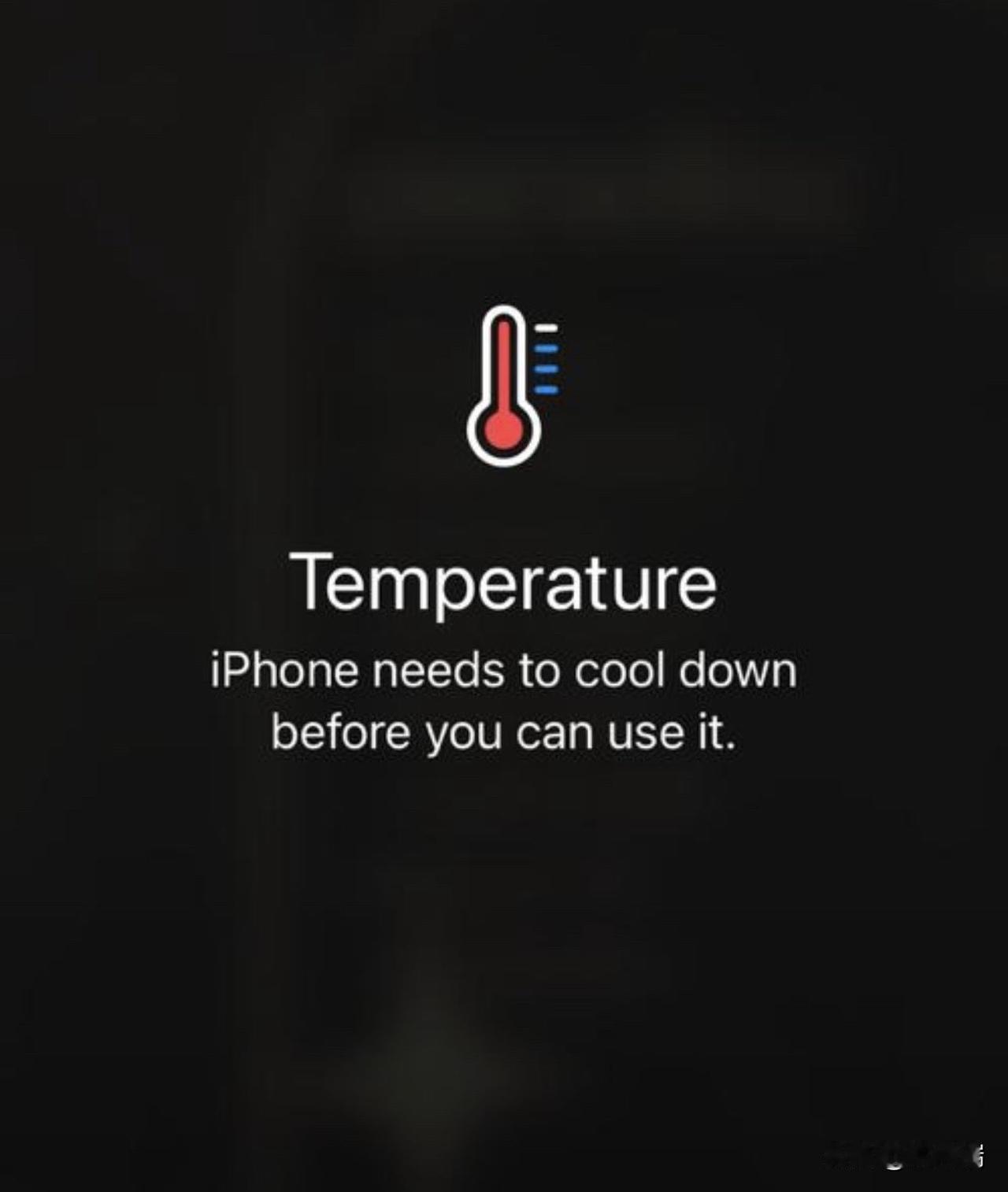 一位苹果手机用户走进苹果店，他的iPhone热得烫手。店里的技术员运行了每项