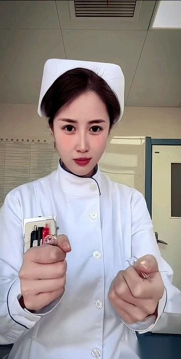 弹了27下。你敢信？就一根用完等着被销毁的针头，一个护士小姐姐，对着它硬生生弹