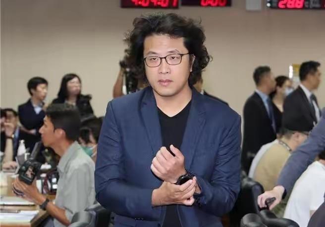 民进党立委沈伯洋今（22日）在脸书发文表示，中国用经济胁迫让第三国改变主权决定，