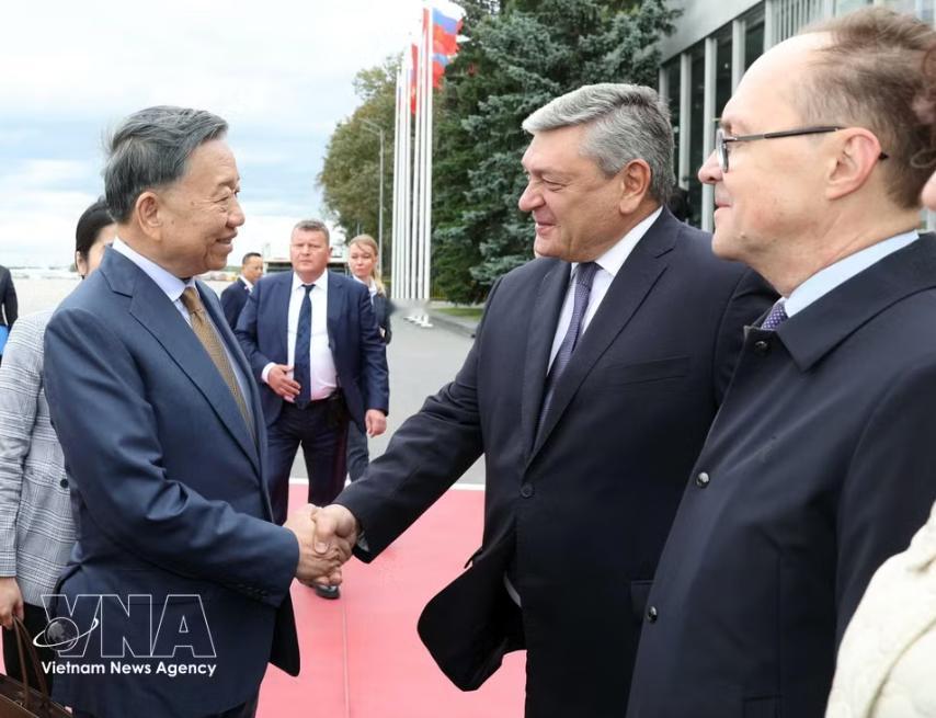 越共总书记苏林专机落地莫斯科，舷梯旁空空荡荡——没有红毯，没有仪仗队，只有冷风扑