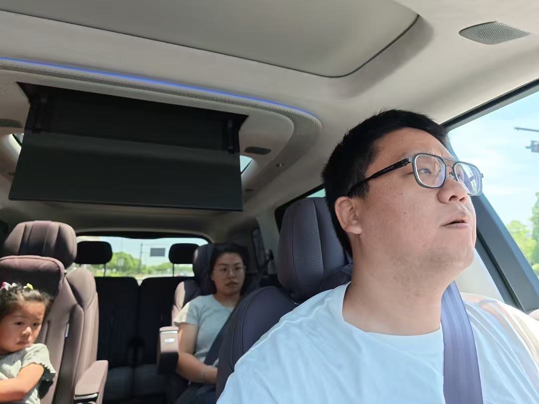前几天刚送我的小鹏GX做完免费的首保，说实话现在已经没有刚提车时的新鲜感了，不过