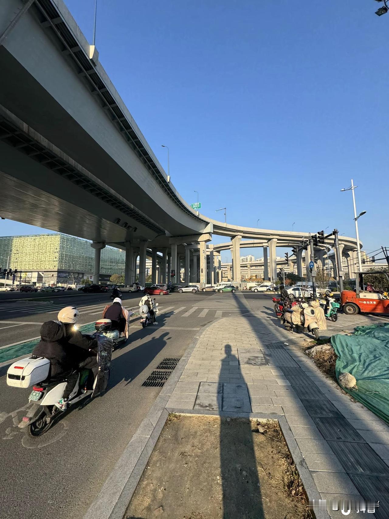 合肥的魔幻高架，四里河路高架，合肥西站高铁联络线。为了方便西站的交通，一环路通