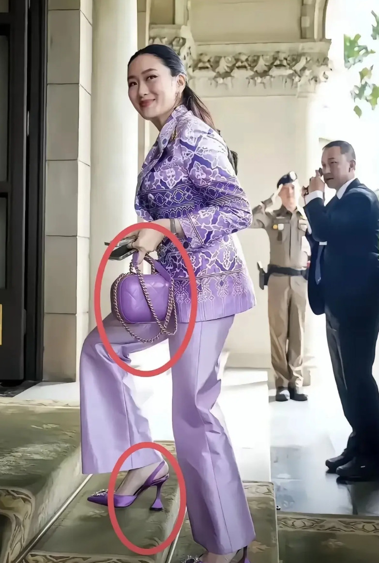 佩通坦太难了。这样打扮，也不适合文化部长职务。穿着太艳了。泰国虽然是开放国