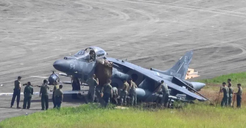 美国人又又又又摔飞机了。还好这次是老爷机，英国产的鹞式垂直起降战斗机。本来美