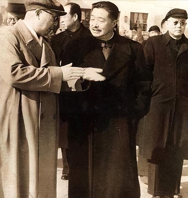 1964年，贺龙元帅到天津开会，期间请杨勇吃饭。饭桌上，服务员端来一瓶茅台，贺龙