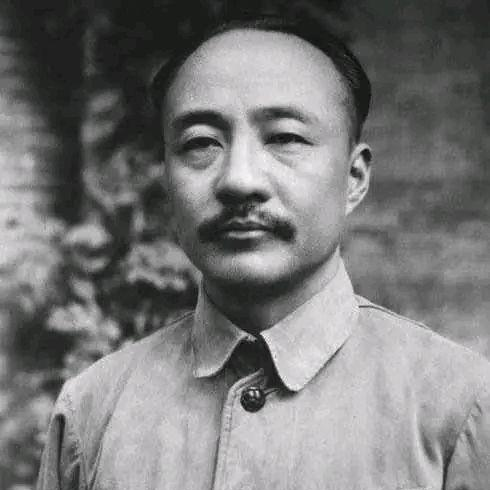 民国初年，李烈钧看上了好兄弟龚永的夫人华世琦。一天，李烈钧给了龚夫人2万大洋，说