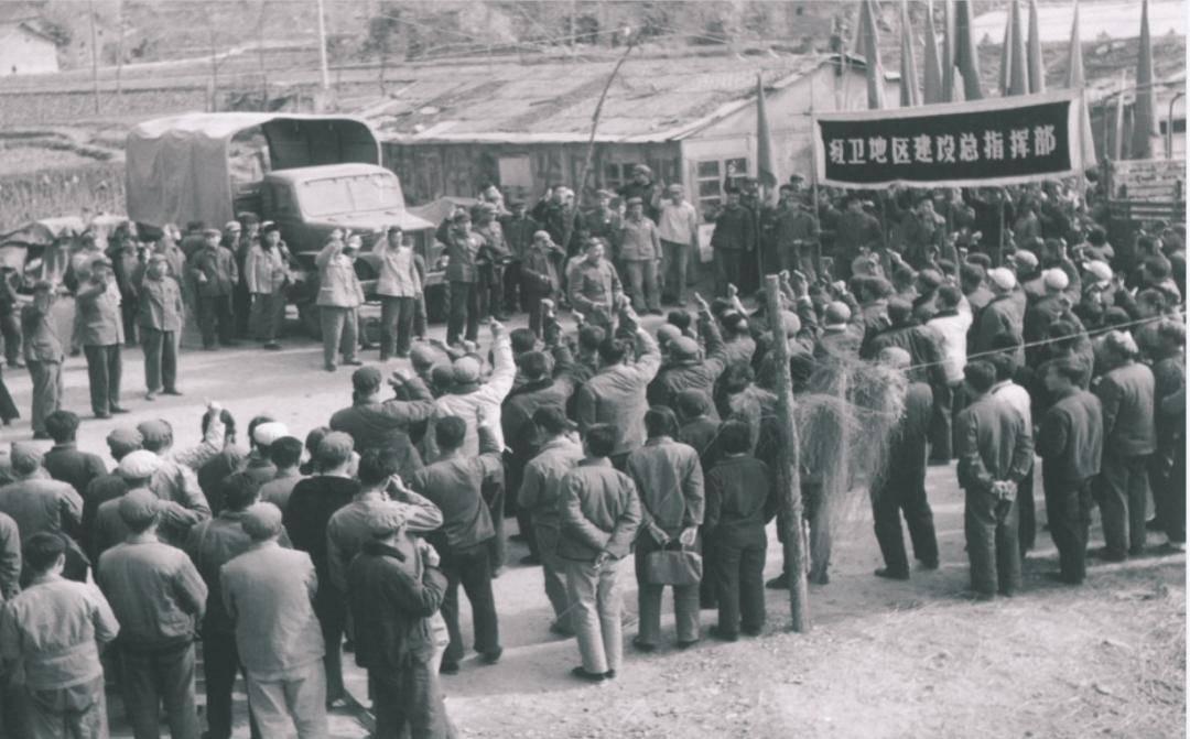 二汽建在深山本为隐蔽，总工程师揭秘：美国卫星早已一览无余很多人听到二汽建在十堰