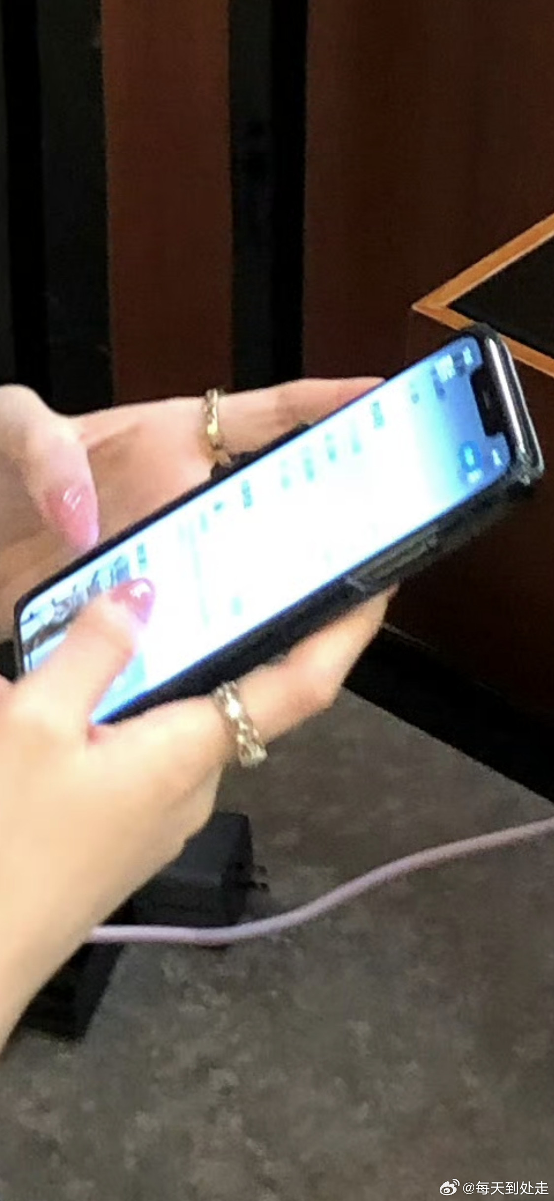 好看的小姐姐即使买了iPhone17ProMax，也还是在用旧款的iPho