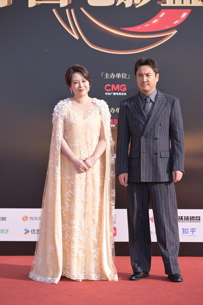 今天马丽和沈腾在出席颁奖典礼的时候站在一起显得很有兄妹范儿，而且都很有气场。