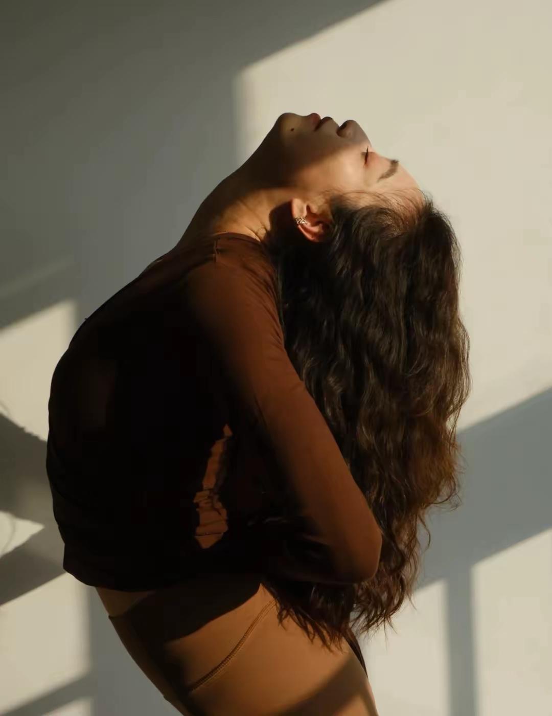 长发飘飘，瑜伽练起来，气质拉满自信满满身材一级棒，真美[比心]今日运动打卡