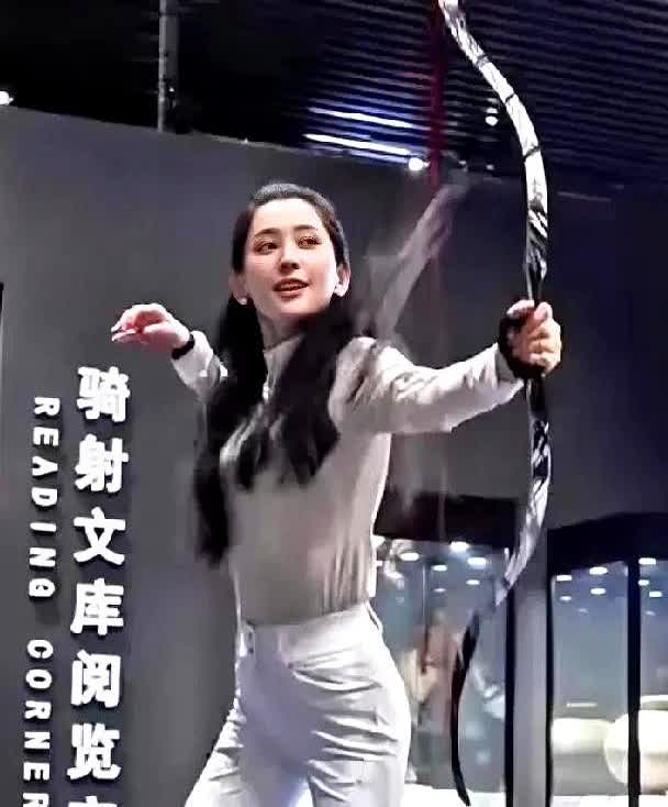 章子怡之后，汪峰又找到一个合适的人选。她就是森林北，本名叫李巧。