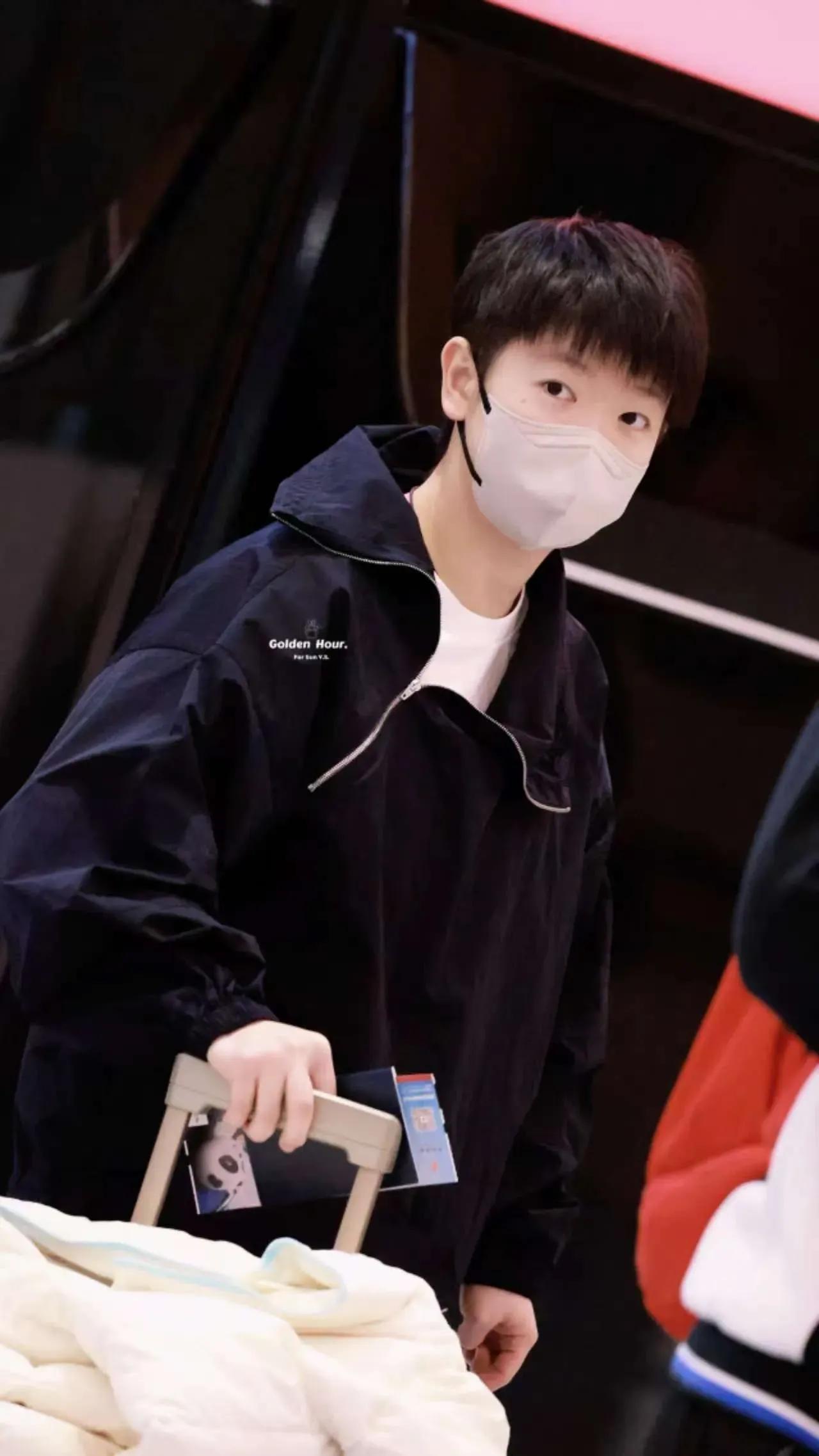 这下好了不仅香港人知道了估计全中国都知道了，莎莎这次穿的衣服也太好看了吧。