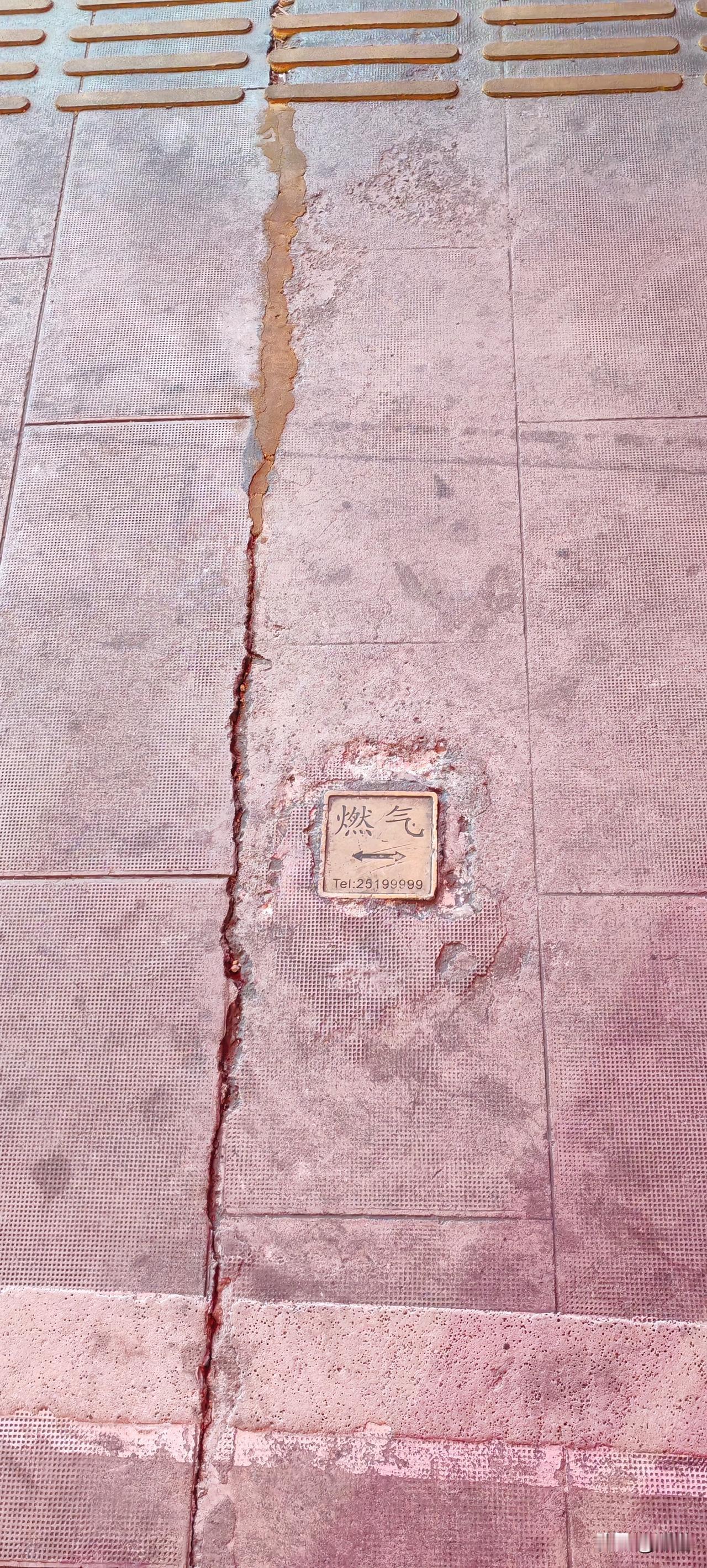 昨晚跑步我被深圳的燃气井盖给逗笑了，这也太小巧精焊了吧。这只是一种标志吧，下面