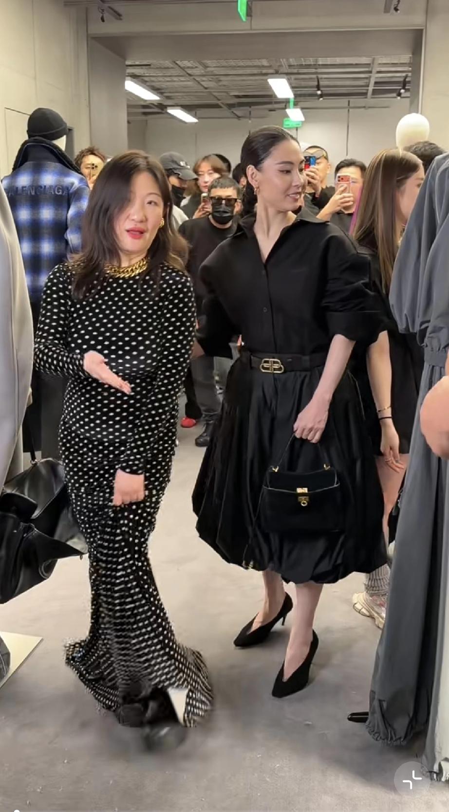 3月27日，张柏芝广州太古汇逛街，高跟鞋是敞口的，包包也是敞口的，打扮有点奇怪。