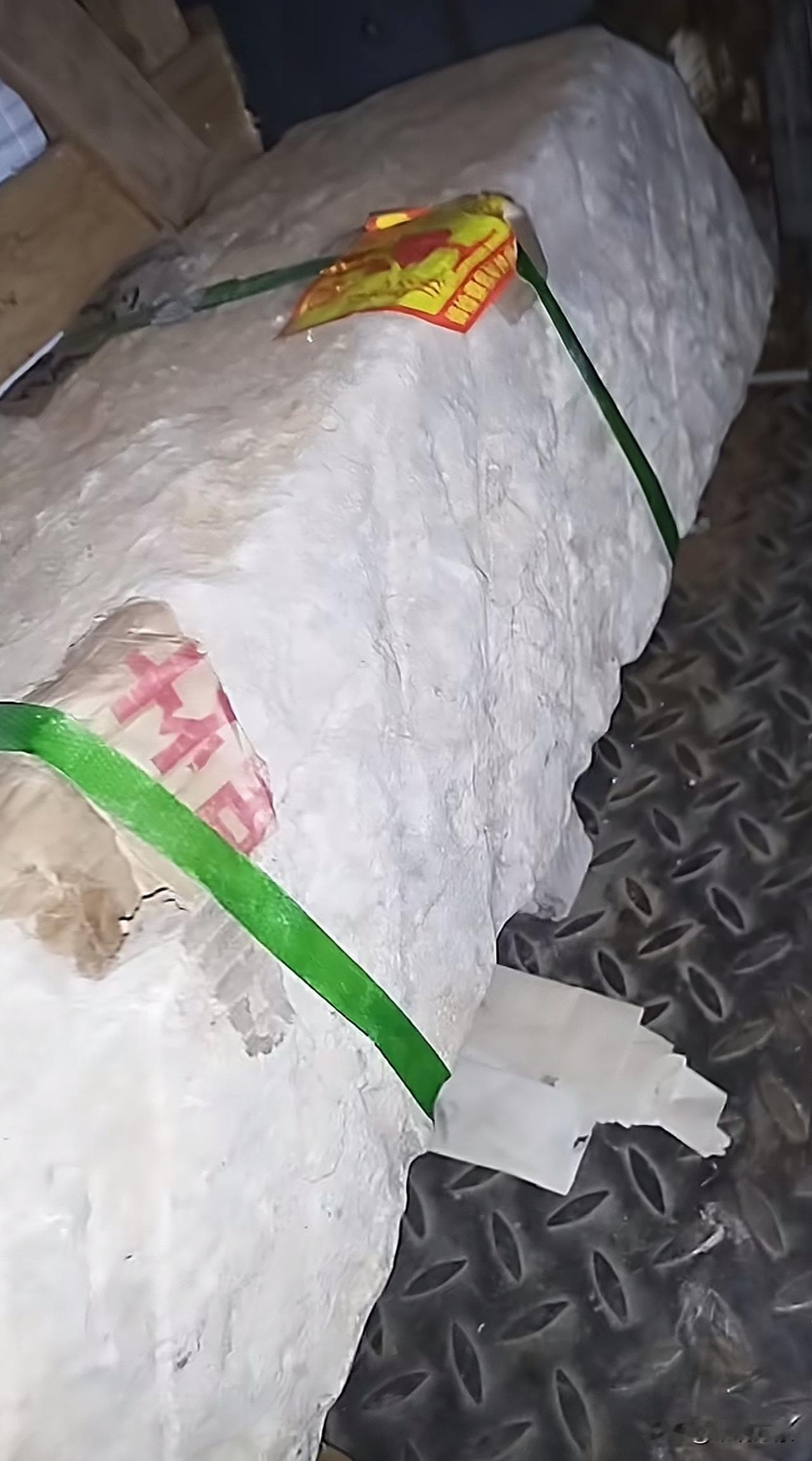 是哪位大哥在网上买了一块石头[捂脸哭]还得送货上门[哭哭]你说你买这玩意干嘛[尬笑