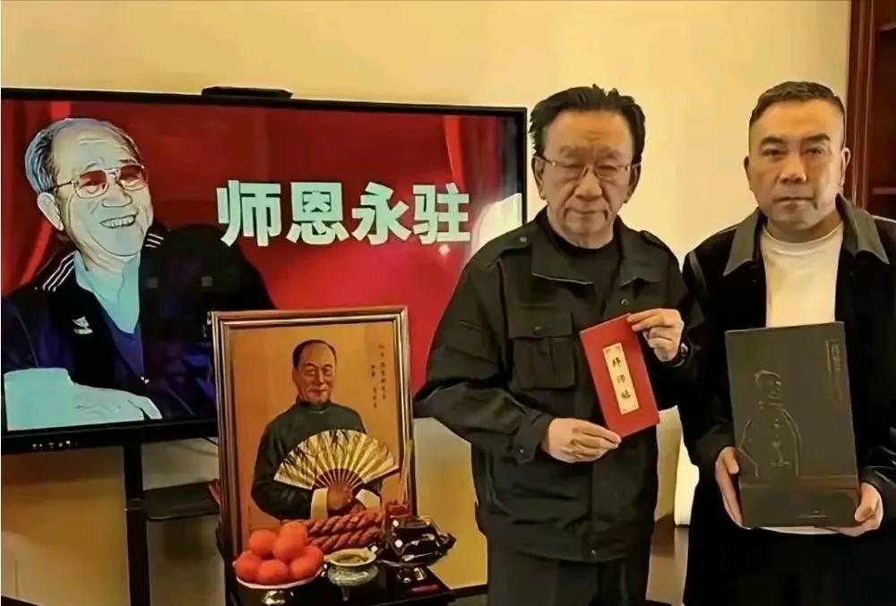 由于出尔反尔侯耀华众叛亲离，前有杨家的小助理、邦子、卡卡冷嘲热讽讨债，后徒弟谢雷
