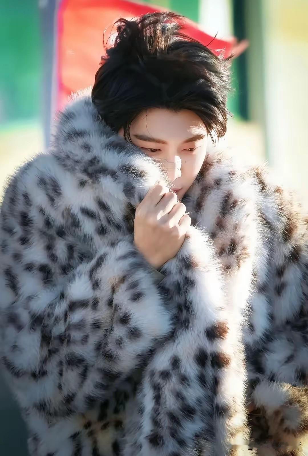 范丞丞是穿了宋雨琦的衣服吗？这是不是游戏又输了，看起来很别扭啊！范丞丞如今也是