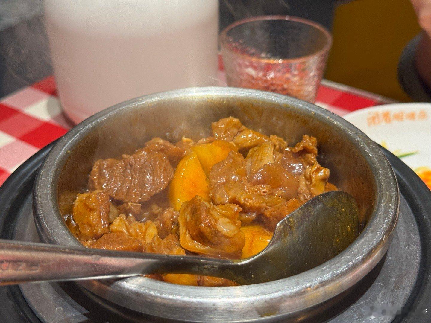 把小锅牛腩浇到儿童餐里面的牛肉焖饭上隔壁大人都馋哭了西贝