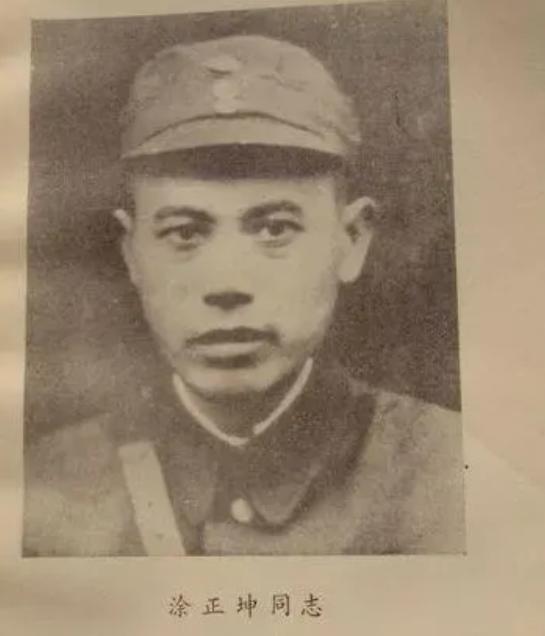1939年，一抱着孩子的少妇，被敌人紧紧追赶。突然，孩子哭闹，少妇赶紧解开上衣扣