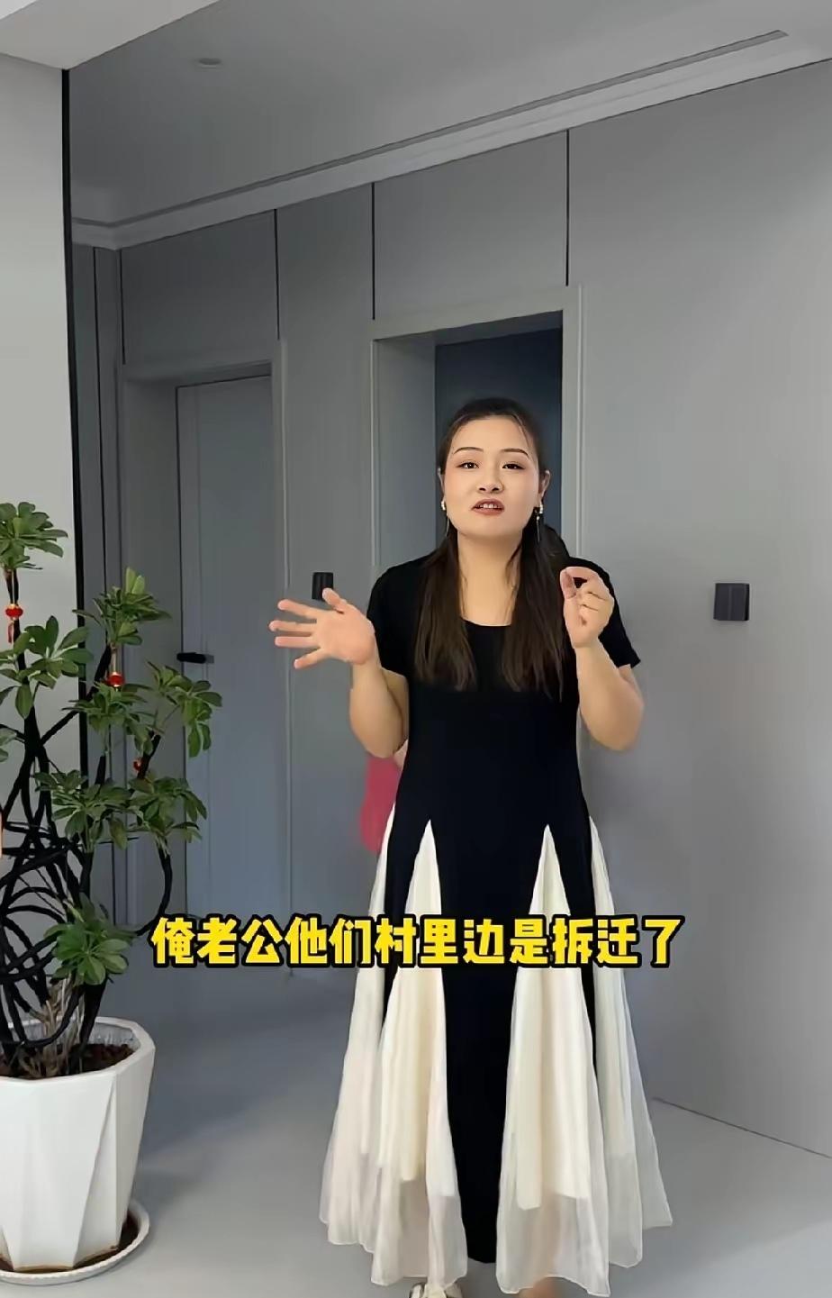 村里拆迁，不少家庭一下子热闹起来。有的争赔偿款，有的抢房子，亲戚之间闹红脸，婆