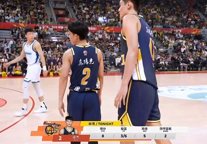 宏远真是没后卫啊，就靠徐杰了。刚才这个半转换，给别人看到3个人退防肯定打阵地了。