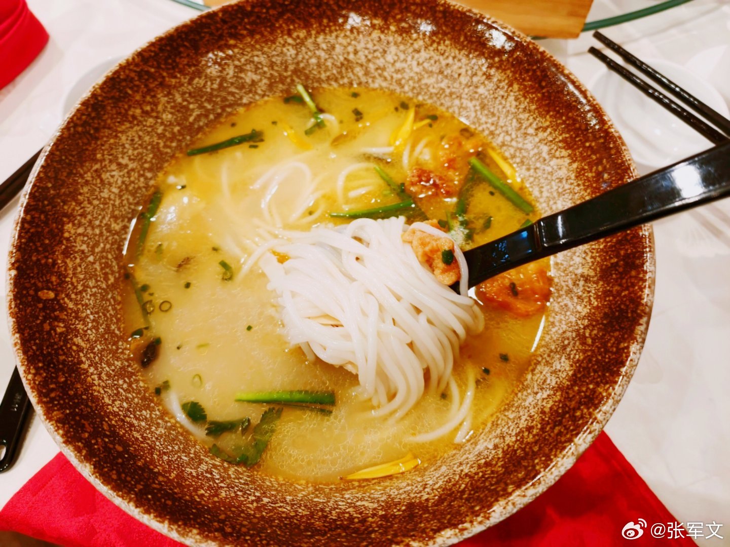 广东人到昆明第一站就被“海碗”震撼了！刚刚下飞机，结果端上来一个比脸盆还大的碗，