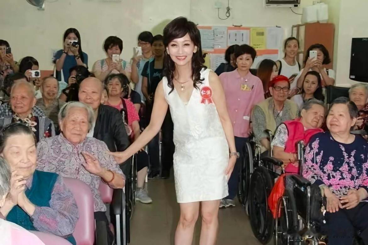 赵雅芝不仅人美，心也“善”，但是“不老容颜”也有烦恼！赵雅芝一身白色连衣裙，