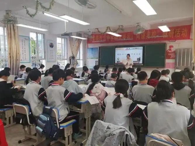 西安中考刚刚落下帷幕，尘埃已定，新一届的初三学子已经进入如火如荼、紧张繁忙的暑期