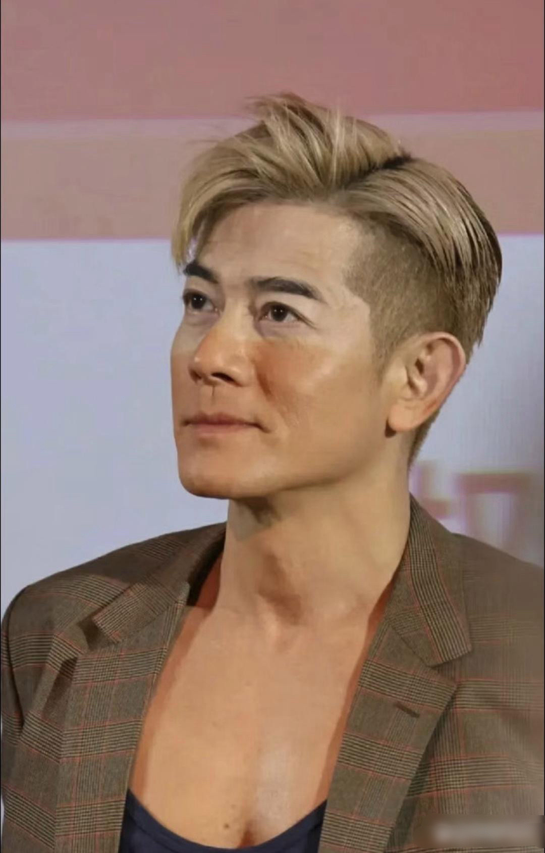 郭富城都60岁了，发量还那么多，就算胸口长了老年斑，也是一样帅！