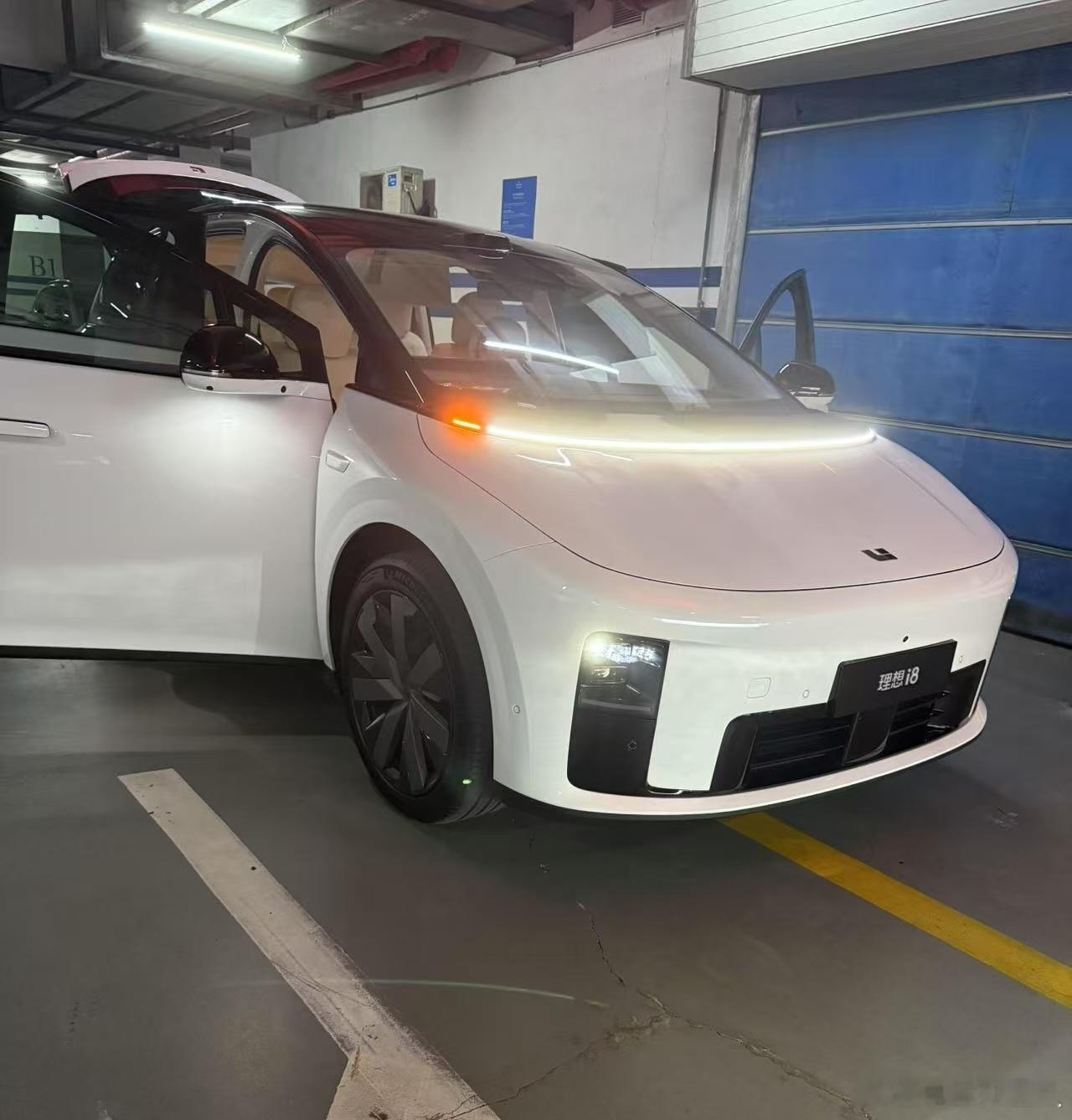 理想i8内饰曝光这个三排空间直观上看是比较凑合，应该就是能救急用三排坐人情况