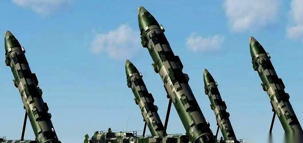 先说个大实话：美国军力，确实还在我们前面。但这事儿最拧巴的地方在于，他要是敢带着