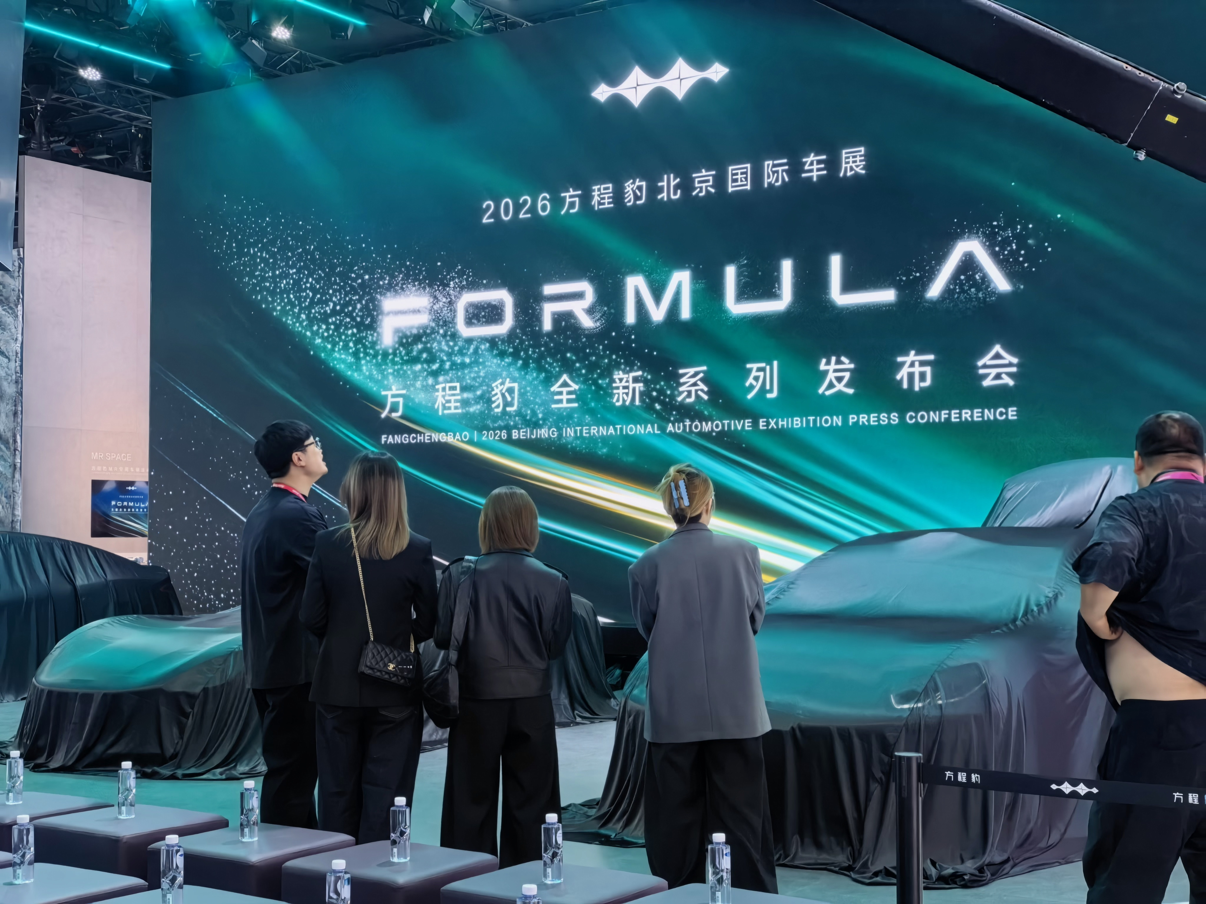 比亚迪展台偶遇王总，正在看零下30度闪充演示。方程豹、腾势、仰望、海洋今天都有重