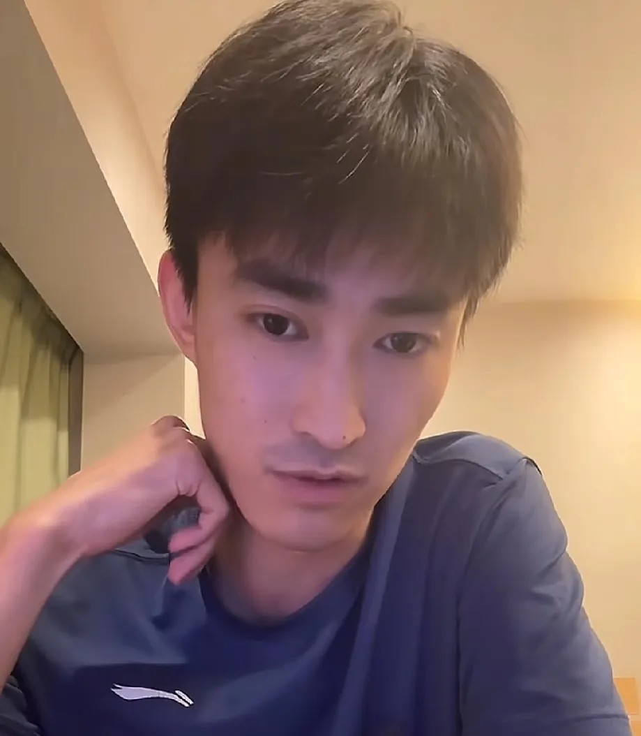 日本教练张成评价王曼昱的球技时，脸上全是佩服的表情。他说的那句话很准确：所有对手
