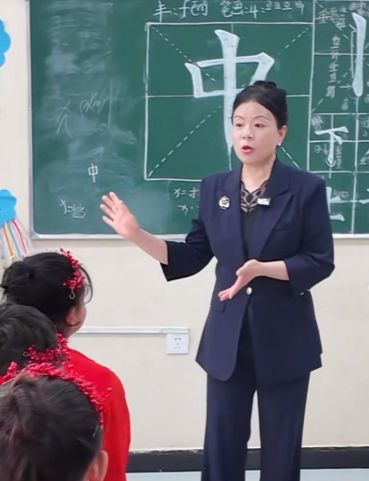田静说许妈，不陪自己的孙子，跑到远在千里之外的新疆，去陪别人孩子过六一儿童节，这