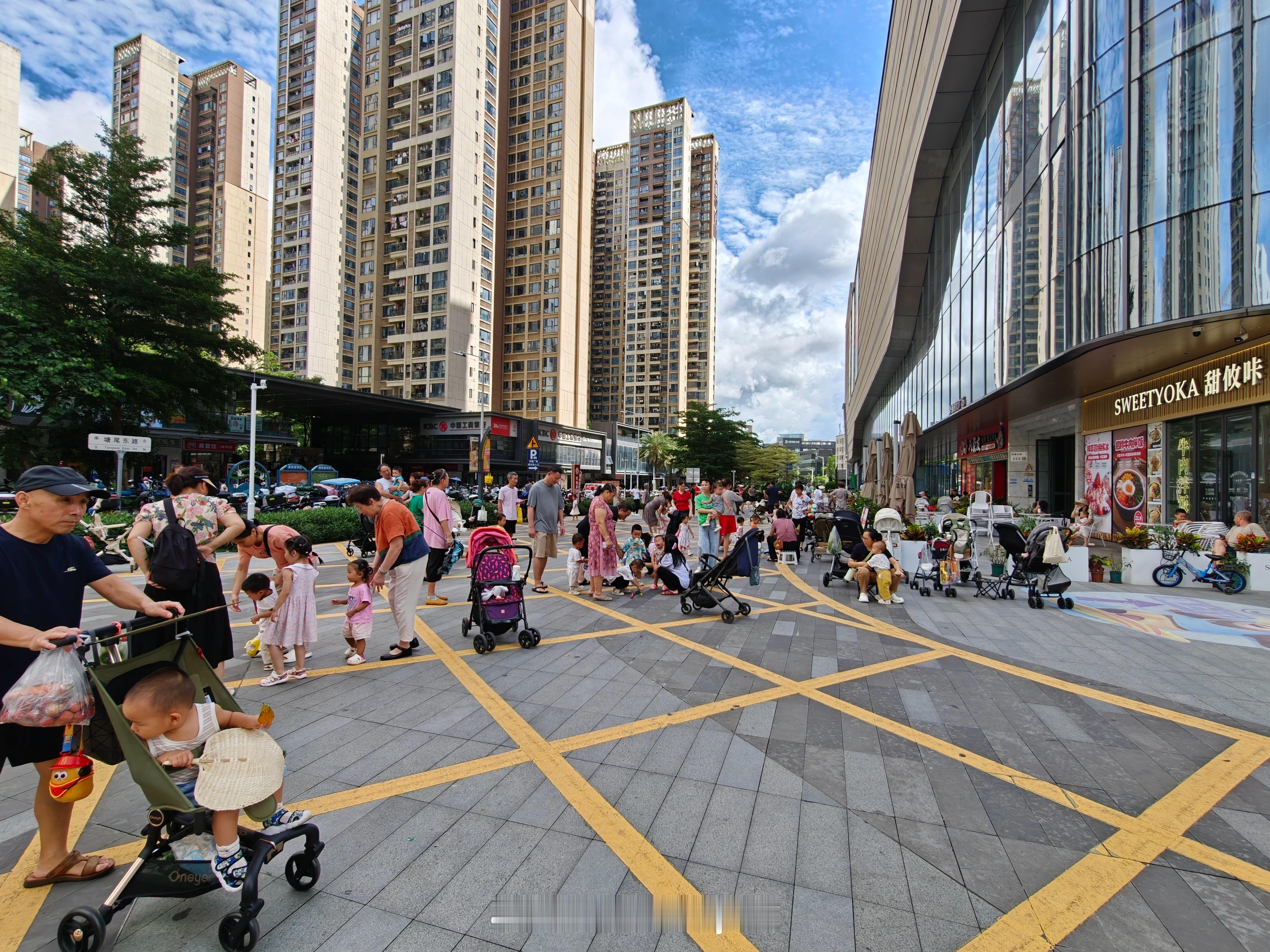之前和朋友聊天，他说江浙沪那边小孩比较少，来广东一圈全是小孩，我起初没太注意，反