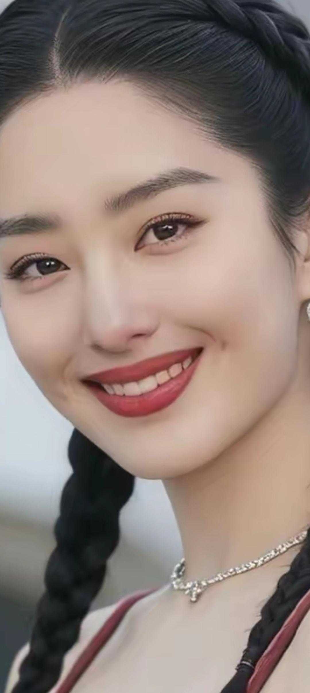 甜美笑容，编发造型，时尚项链，元气满满的一天！😊✨