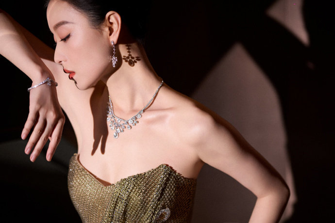 倪妮为什么不抢C位这种自带氛围感的状态太绝了！倪妮身上那种独特的气质，让她即便