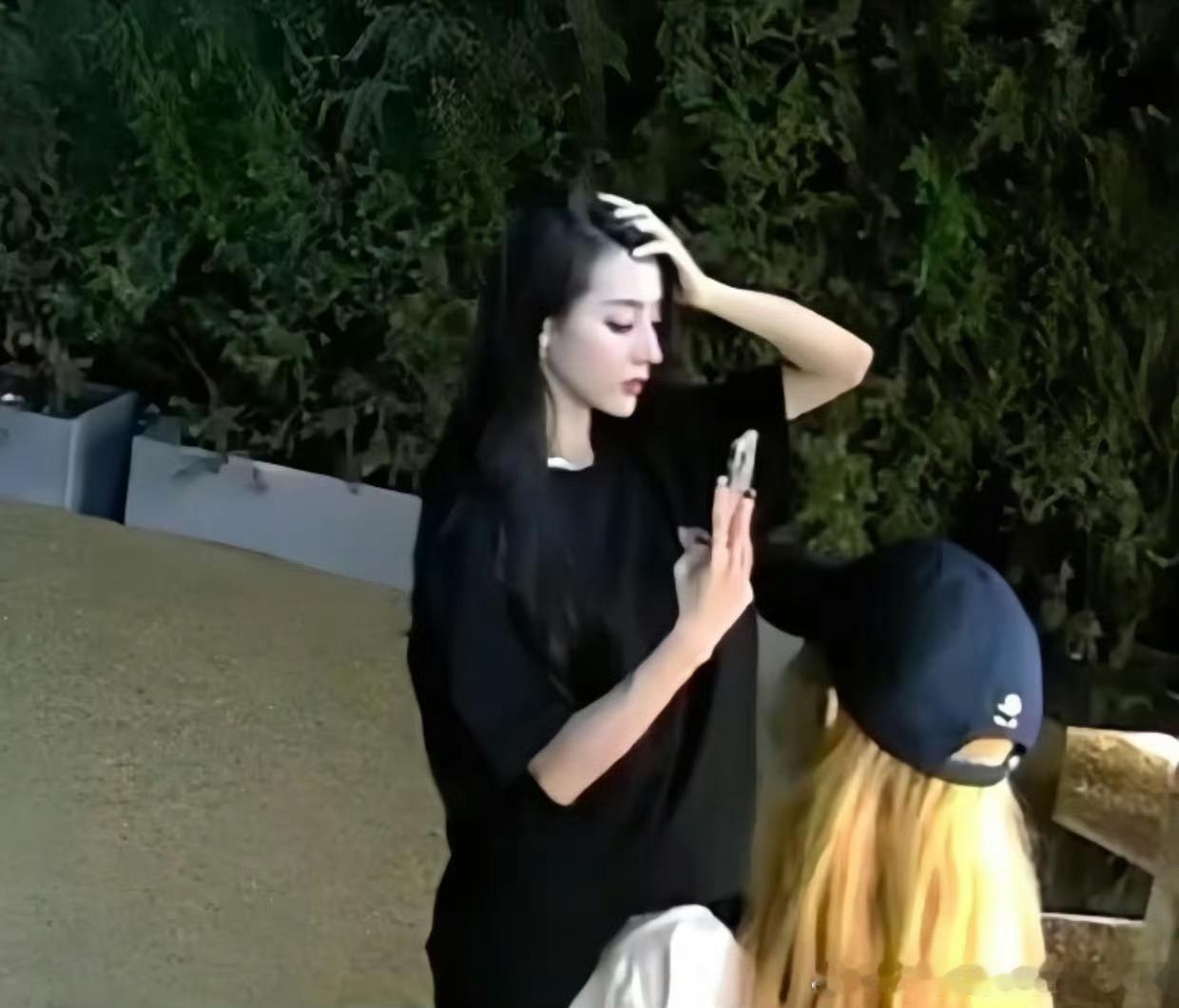 监控下的迪丽热巴，五官好清晰，骨相优越的可怕，高糊都挡不住的美……