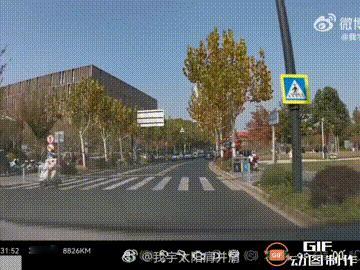 上海一处街头，一名男子带着妻子和孩子直接横穿马路，这时一辆正常行驶的车子鸣笛提醒