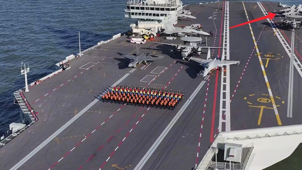 海军春节大揭秘！机翼折叠状态的歼-35舰载机曝光，打破歼-35舰载机机翼不可折叠