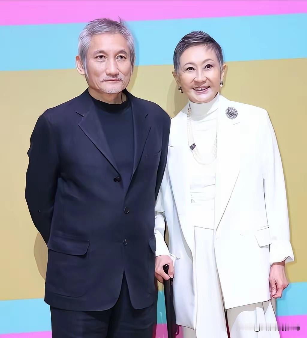 林青霞曾在书中写到：“2006年7月的某一天，我们在徐克家聊天，徐克很自在地抱着