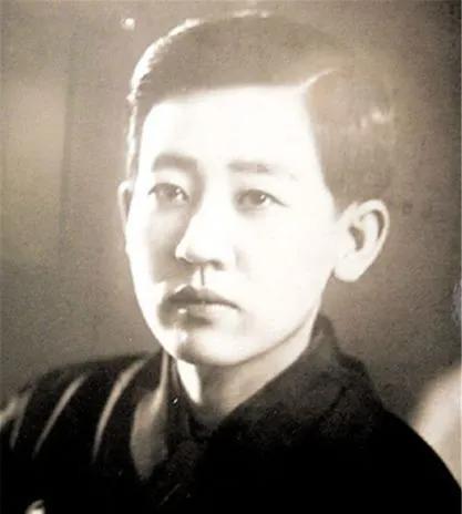 1945年，军统审问川岛芳子可她就是不开口。这时，戴笠一脸邪笑地走过来，他一边用