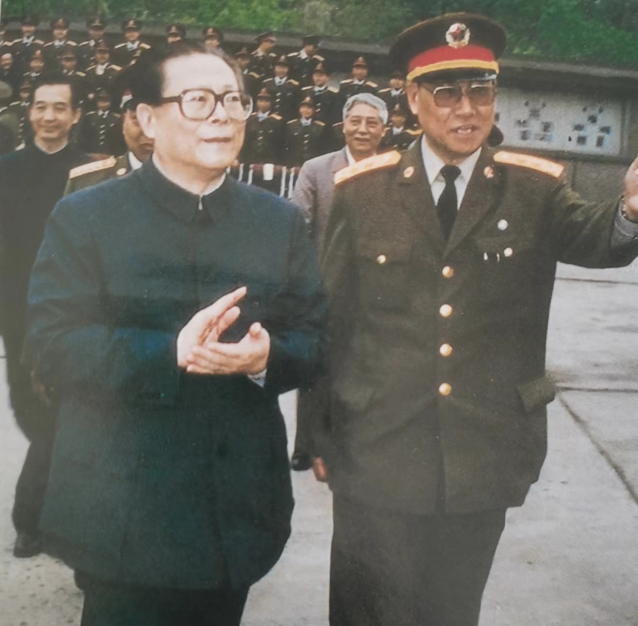 江同志身边这位上将，威武霸气，很有军人的威仪，参加过辽沈战役，他当过成都军区司令