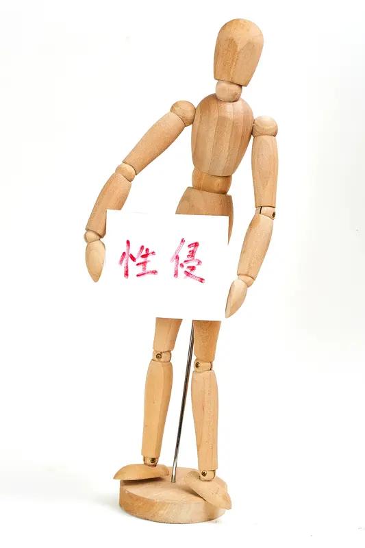 我觉得一个人最可贵的品格是“知耻”。它和善良、诚实这些美德不同，是种深刻的自省能