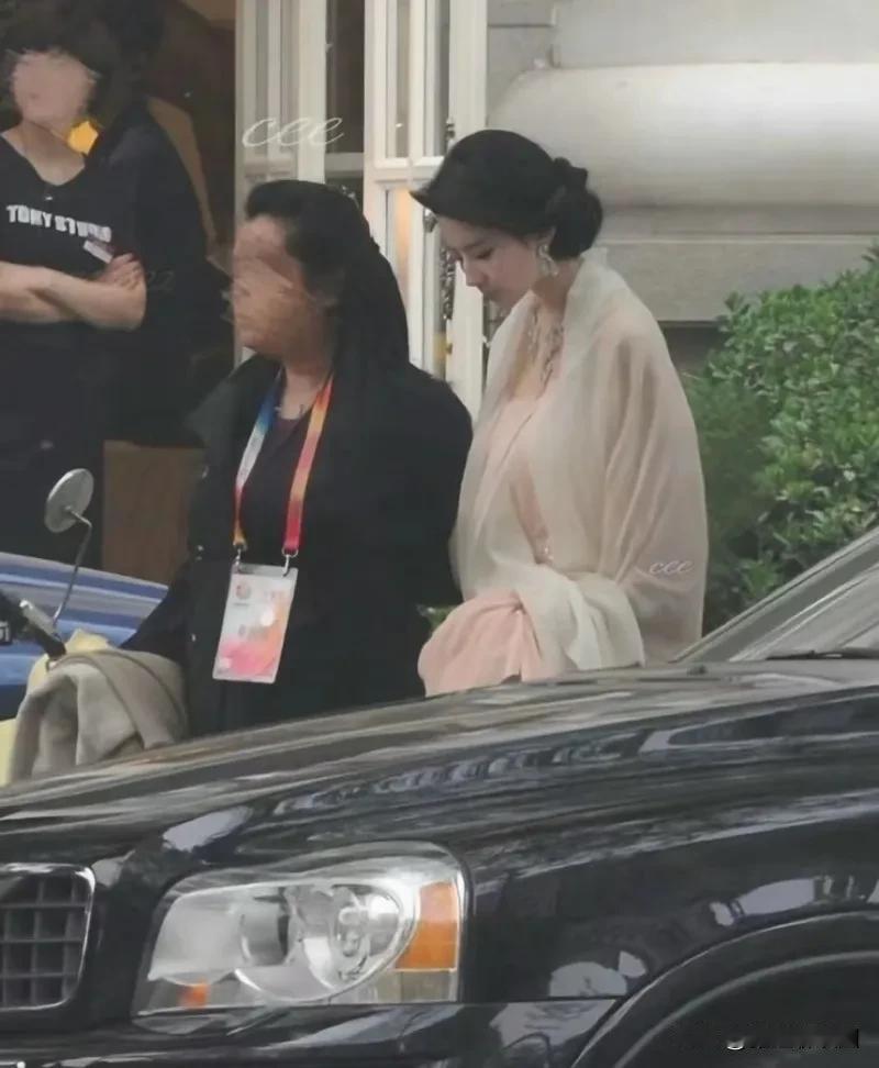 刘亦菲粉色连衣裙加白色沙质批肩真的好仙好美啊，不愧是神仙姐姐称号。我之前看到一个