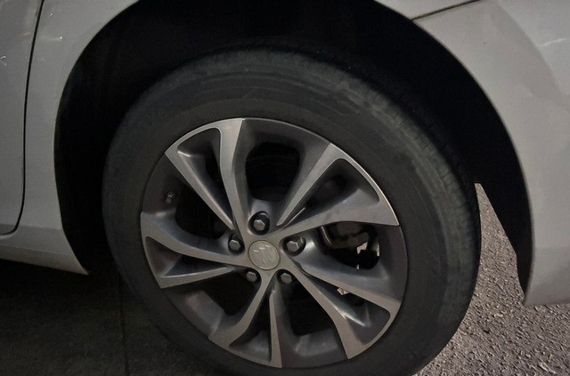 威朗pro轮毂没什么特别的，好在耐看，16寸的轮胎耐用，价格便宜