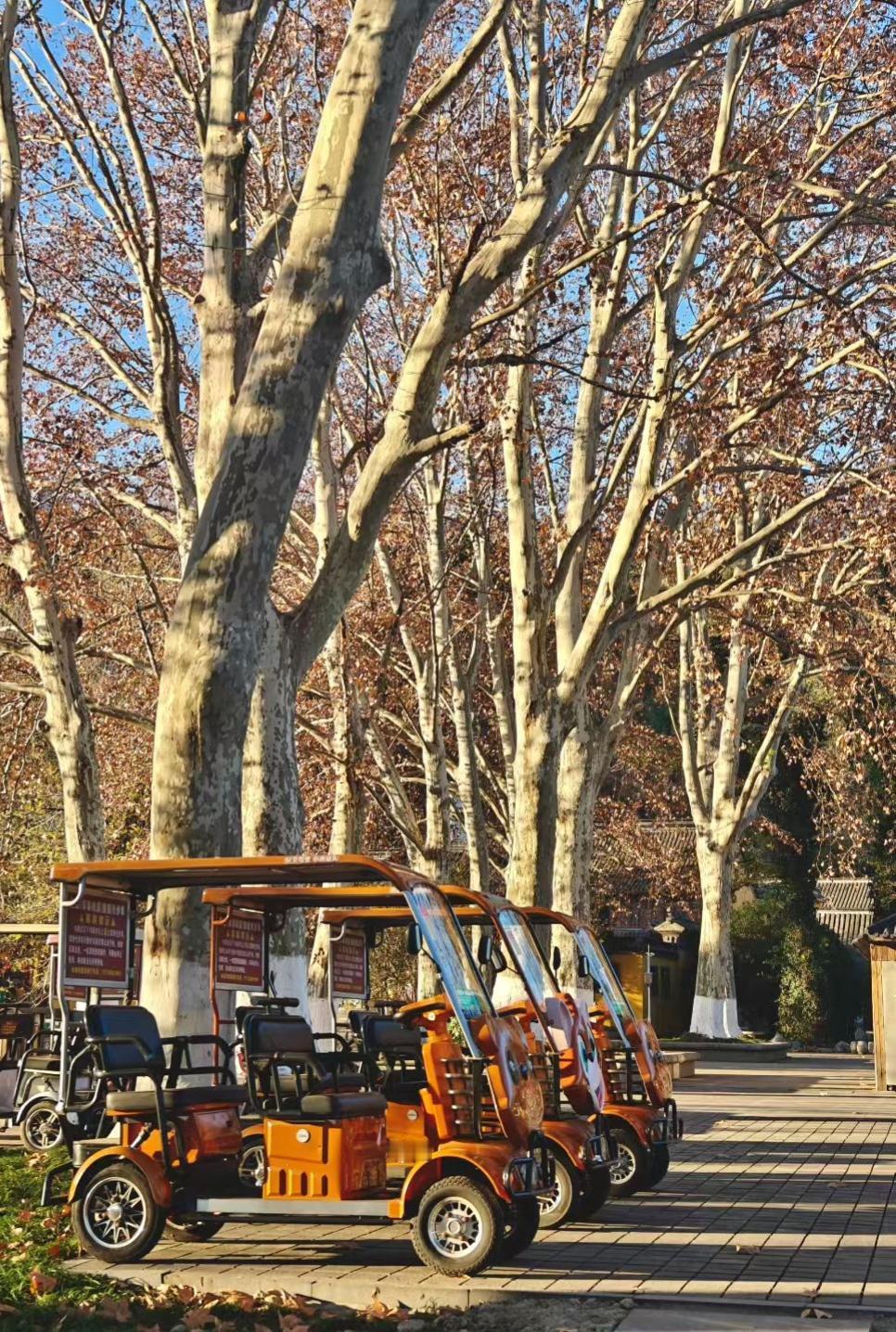 活到一定年纪才发现，那些吵着要追的功名利禄、喊着要攀的高峰，到最后都不如身边的烟