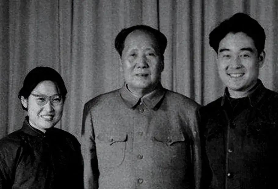 1976年，毛主席病逝。不久后，北京一中学生哭着找到班主任，声音哽咽的说：“老师